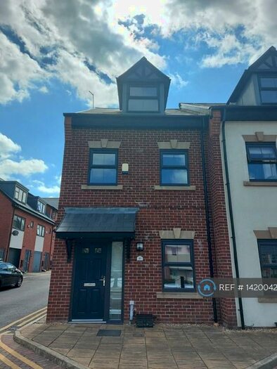 3 Bedroom Semi-Detached House To Rent In Durham Street, Droylsden, Manchester, M43