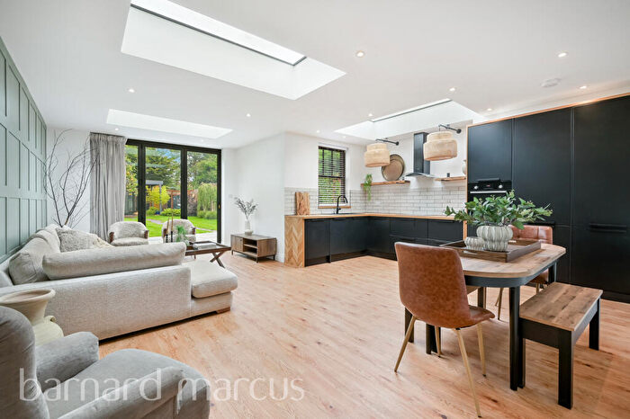 2 Bedroom Apartment To Rent In Friern Park, London, N12