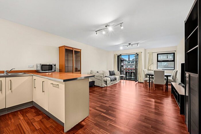 2 Bedroom Flat To Rent In Quaker Street, Spitalfields And Banglatown, E1