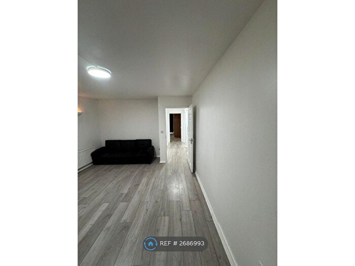 3 Bedroom Flat To Rent In Montague Close, Barnet, EN5