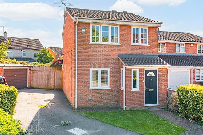 3 Bedroom Link Detached House For Sale In Swans Hope, Loughton, IG10