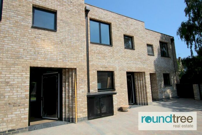 3 Bedroom House To Rent In Victoria Road, Hendon, NW4