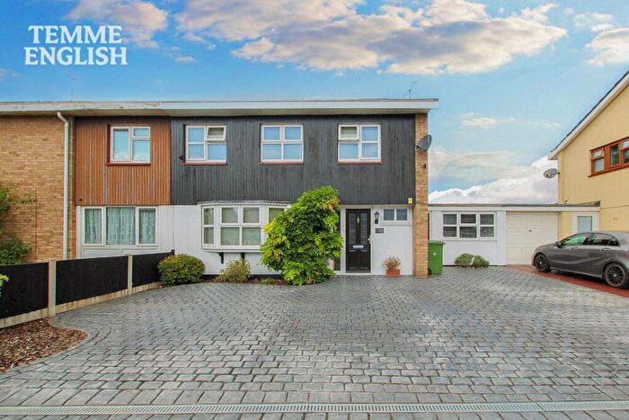 3 Bedroom Semi-Detached House For Sale In Markhams Chase, Basildon, SS15