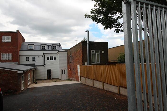 2 Bedroom Flat To Rent In High Street, Sittingbourne, Kent, ME10