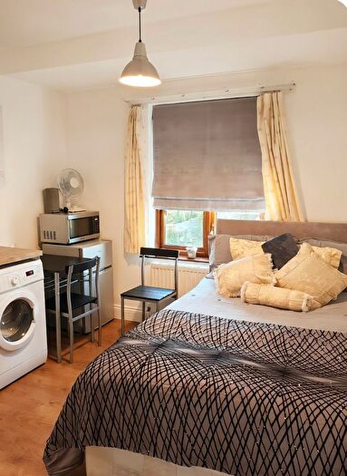 Studio To Rent In Endersleigh Gardens, London, NW4
