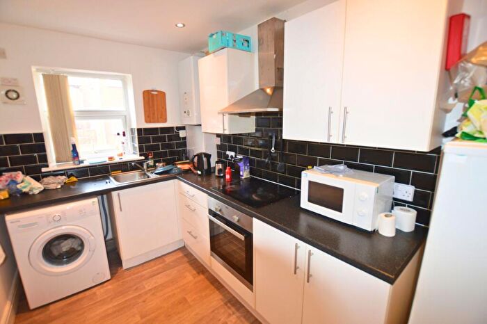 3 Bedroom Flat To Rent In Hyde Park Road, Leeds, LS6