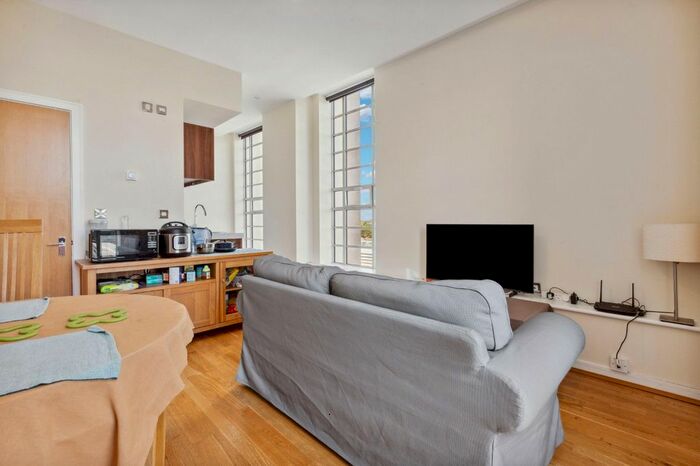 2 Bedroom Flat To Rent In Wallis House, Great West Road, TW8