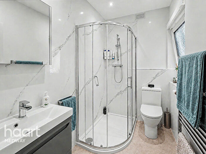 3 Bedroom Semi-Detached House For Sale In Barnsole Road, Gillingham, ME7