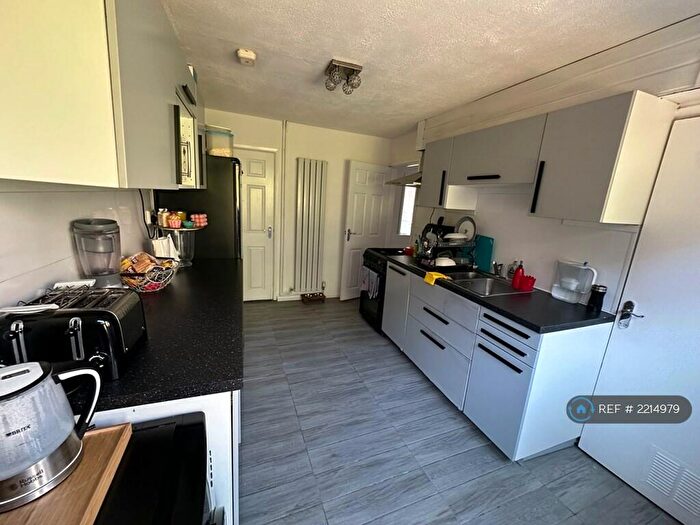 3 Bedroom Semi-Detached House To Rent In Hitchin Road, Luton, LU2