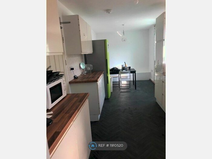 4 Bedroom Semi-Detached House To Rent In Scarborough Way, Coventry, CV4