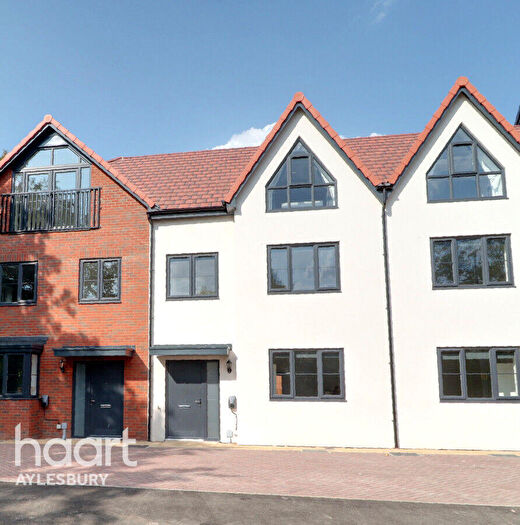 3 Bedroom Terraced House For Sale In Eighth Avenue, Aylesbury, HP19