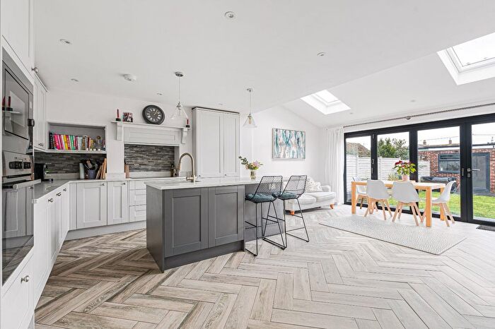 3 Bedroom Semi-Detached House For Sale In Queens Road, Thame, Oxfordshire, OX9