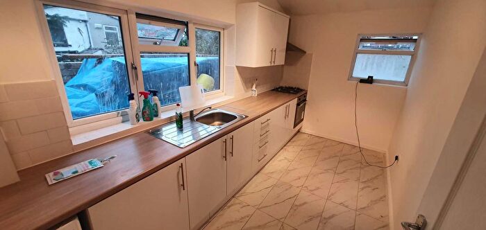 3 Bedroom Flat To Rent In Windsor Road, Newton Heath, M40