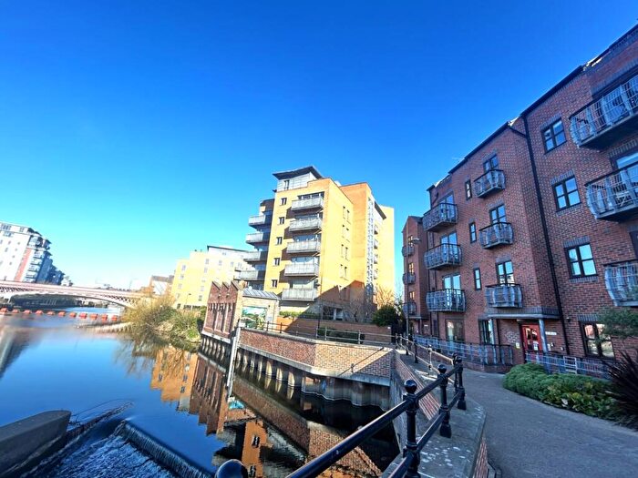 2 Bedroom Flat To Rent In Turlow Court, Leeds, West Yorkshire, LS9