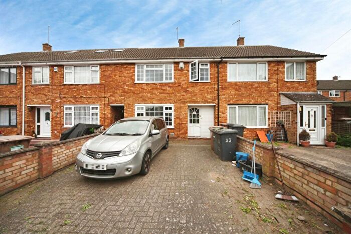 3 Bedroom Terraced House For Sale In Oatfield Close, Luton, LU4