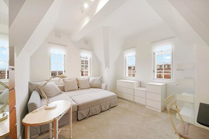 Flat To Rent In Mortimer Court, Abbey Road, NW8