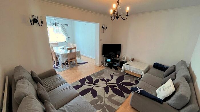 4 Bedroom Semi-Detached House To Rent In Munster Avenue, Hounslow, TW4