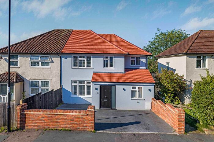 4 Bedroom Semi-Detached House For Sale In Farnborough Avenue, South Croydon, CR2