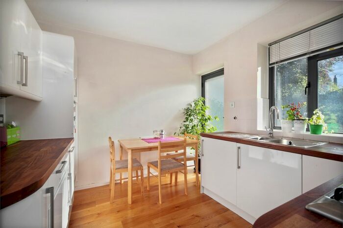 2 Bedroom Flat To Rent In Kingsbridge Avenue, Acton, W3