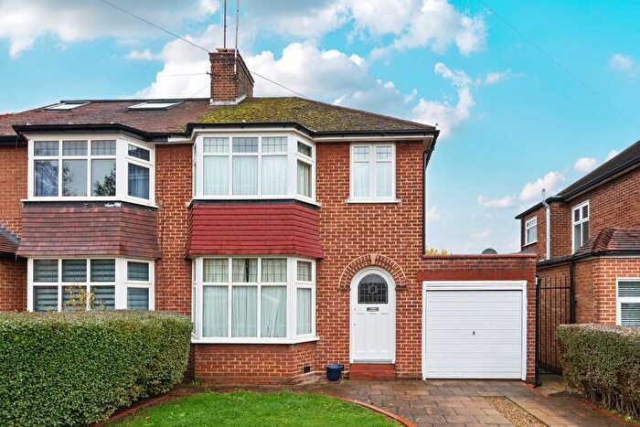 3 Bedroom Semi Detached House For Sale In The Vale, London, N14