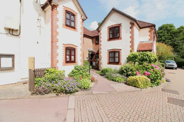 2 Bedroom Flat To Rent In Spring Meadows, Midhurst, GU29