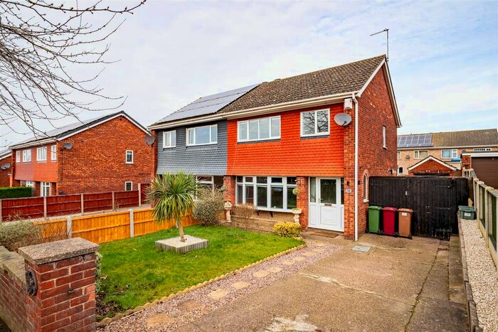 3 Bedroom Semi-Detached House To Rent In Chiltern Crescent, Scunthorpe, DN17