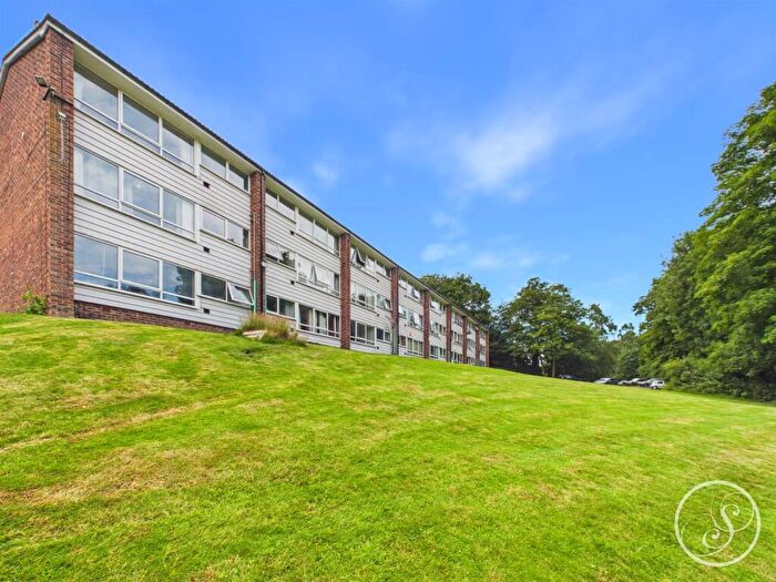 2 Bedroom Flat For Sale In Gledhow Court, Leeds, LS7
