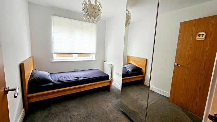 3 Bedroom Flat To Rent In High Street, Hounslow, TW3