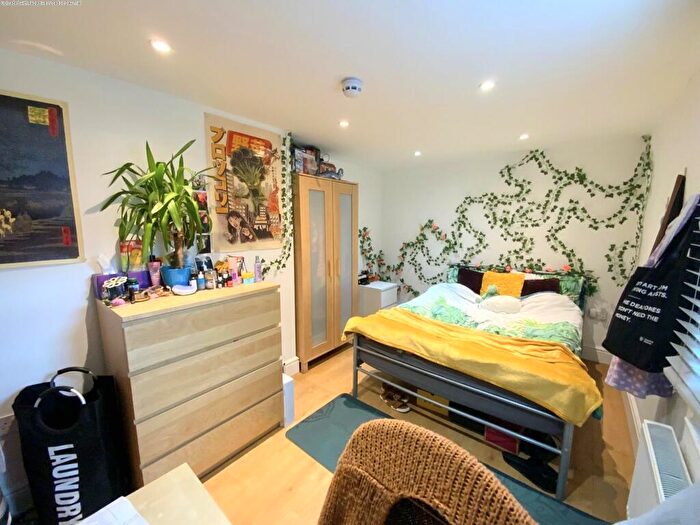 8 Bedroom Terraced House To Rent In Bed, Archery Road, Leeds, LS2