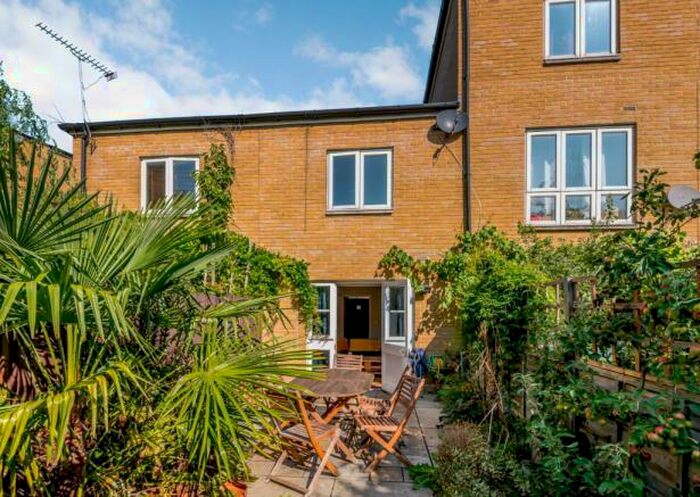 2 Bedroom House To Rent In Blundell Close, London, E8