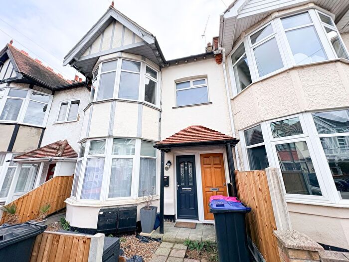 2 Bedroom Flat For Sale In Southview Drive, Westcliff-On-Sea, SS0