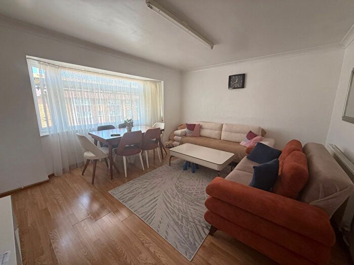 2 Bedroom Flat To Rent In Elsinge Road, Enfield, EN1