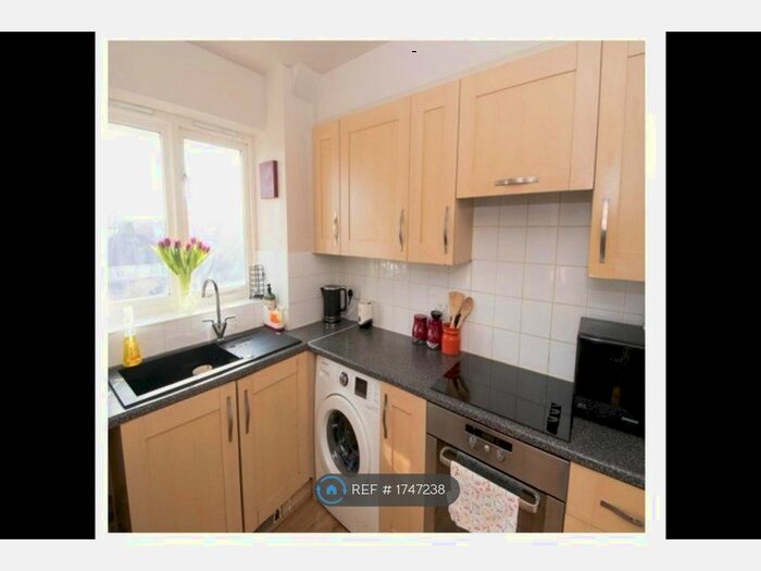 2 Bedroom Flat To Rent In Heath Court Road Stanley Close, New Eltham, SE9