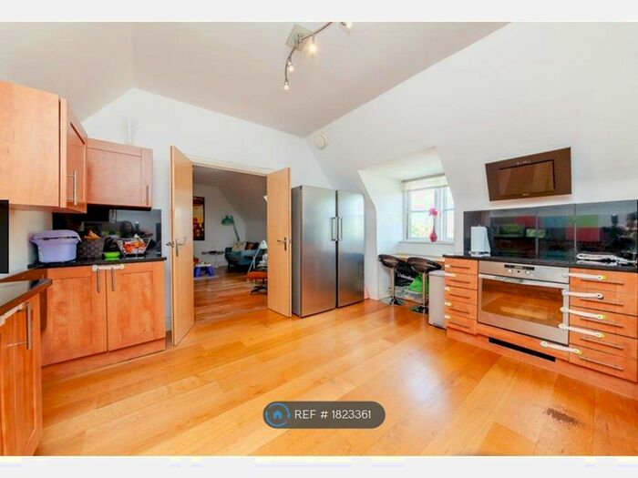 3 Bedroom Flat To Rent In London Road, Brentford, TW8