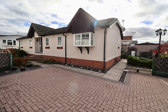 2 Bedroom Park Home For Sale In Kensington Grove, Torksey Lock, LN1