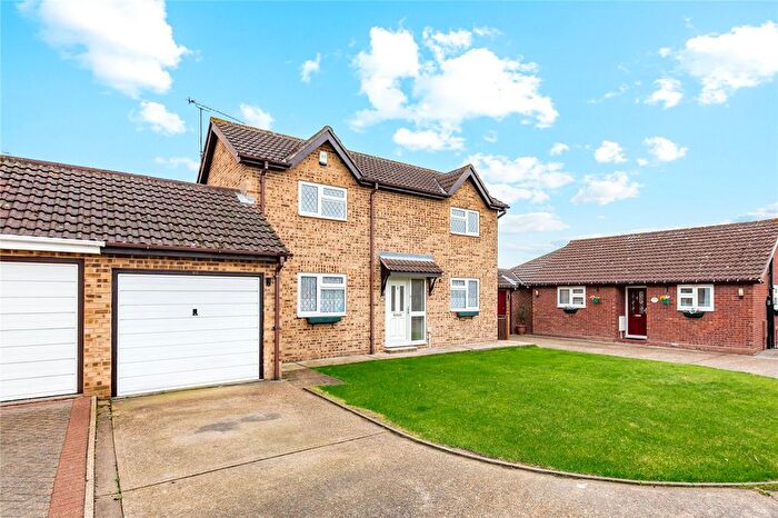 3 Bedroom Link Detached House For Sale In Broad Oaks, Wickford, Essex, SS12