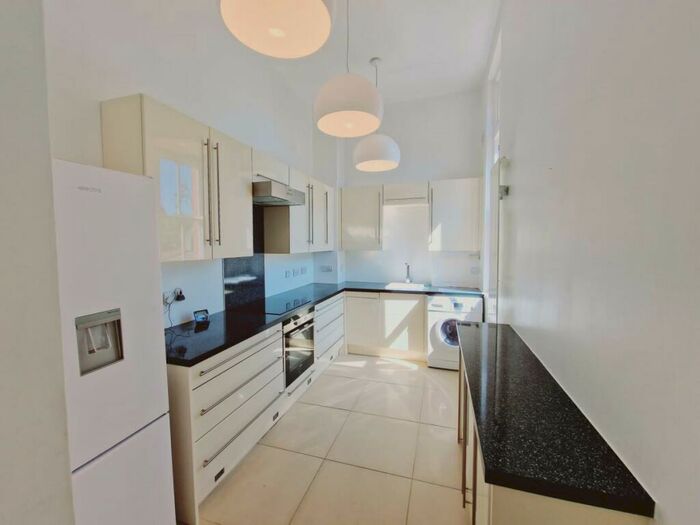 2 Bedroom Flat To Rent In Pennington Drive, Winchmore Hill, N21