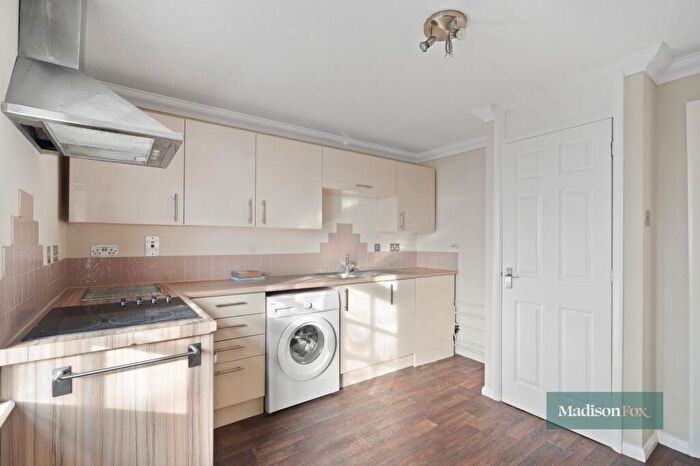 2 Bedroom Apartment For Sale In Westfield Park Drive, Woodford Green, IG8
