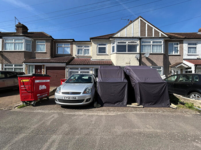 6 Bedroom Terraced House For Sale In Ramsden Drive, Romford, Essex, RM5