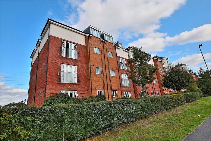 2 Bedroom Flat To Rent In Stokers Close, Dunstable, Bedfordshire, LU5