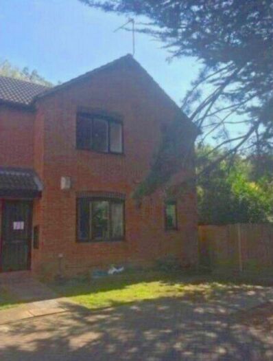 2 Bedroom Flat To Rent In Hammet Close, Yeading, Hayes, UB4