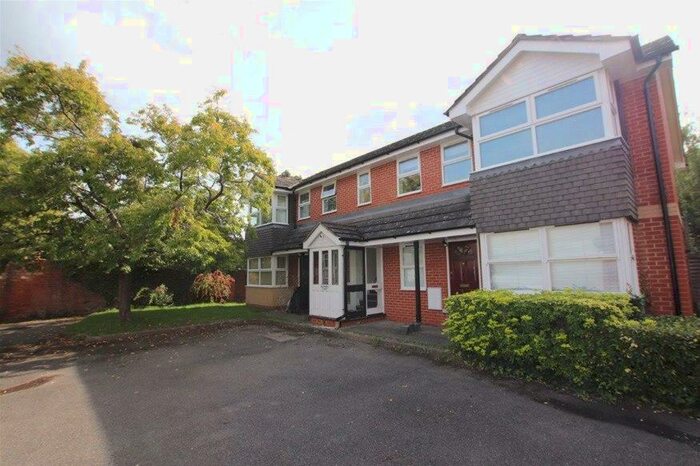 2 Bedroom Maisonette To Rent In Alderney Court, Montague Street, Reading, RG1