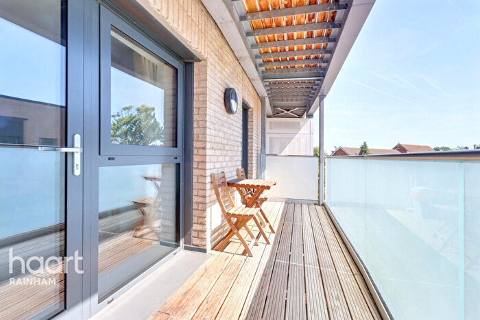 2 Bedroom Apartment For Sale In Blueberry Court, Rainham, RM13