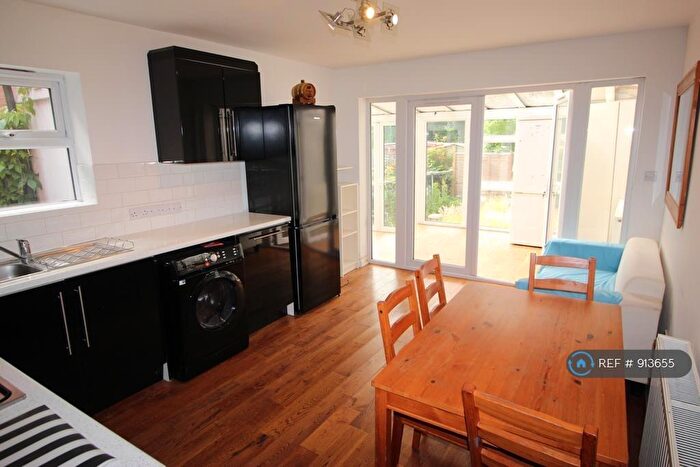 3 Bedroom Flat To Rent In Friern Barnet Road, London, N11