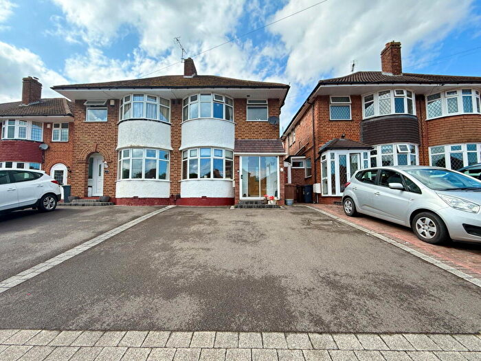 3 Bedroom Semi-Detached House For Sale In Hanson Grove, Solihull, B92