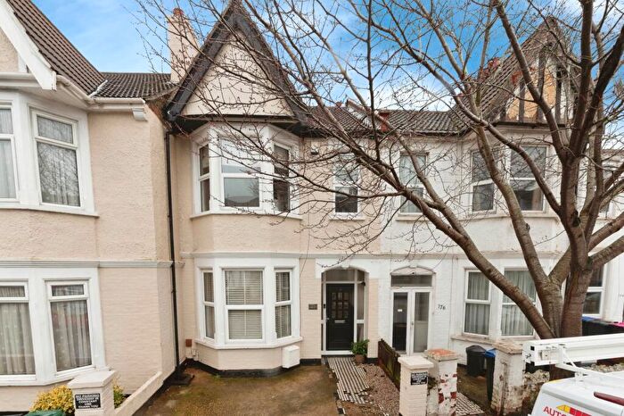 3 Bedroom Terraced House For Sale In Beedell Avenue, Westcliff-on-Sea, Essex, SS0