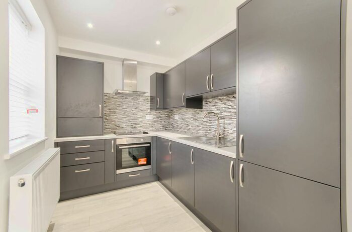 3 Bedroom Flat To Rent In King's Road, Wimbledon, London, SW19