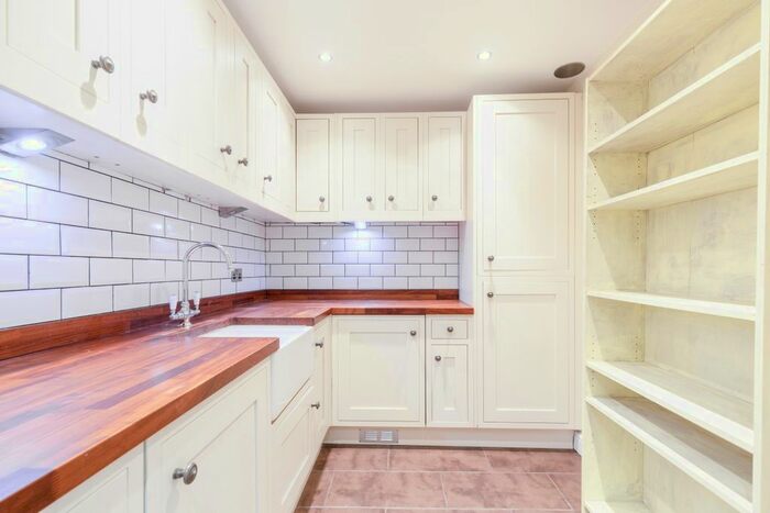 3 Bedroom Flat To Rent In Queen Elizabeth Street, London, SE1