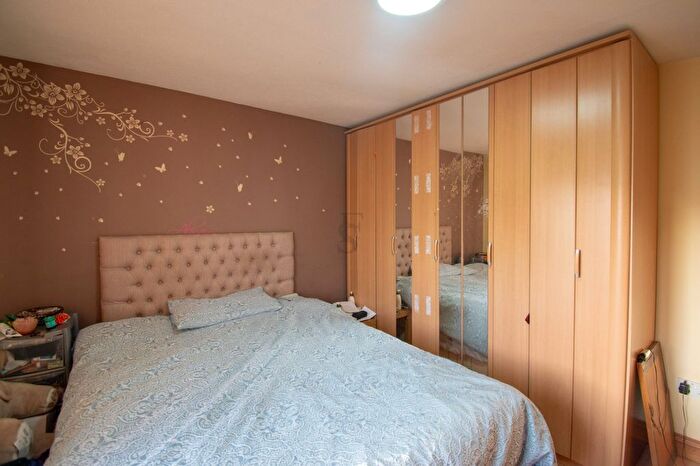 4 Bedroom Semi-detached House For Sale In Armadale Drive, Leicester, LE5