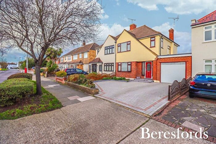 3 Bedroom Semi Detached House For Sale In Avon Road, Upminster, RM14